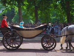 Queen Elizabeth II. in einer Kutsche