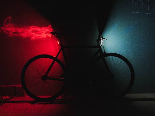 Ein Fahrrad im Dunkeln mit eingeschaltetem Vorder- und Rücklicht