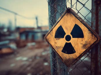 Ein Schild an einem Metallzaun weist auf Radioaktivität hin