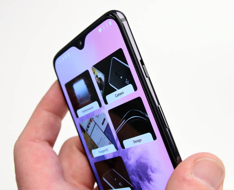 Der rechte Rahmen des OnePlus 7 mit dem Stummschalter.