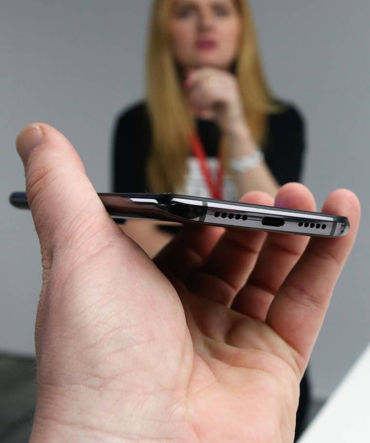 Der untere Rahmen des OnePlus 7 in der Hand gehalten.