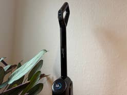 Der Griff des Eureka RapidWash 730 Saugwischers