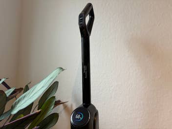 Der Griff des Eureka RapidWash 730 Saugwischers