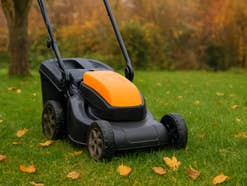 Rasenmähen vor dem Winter