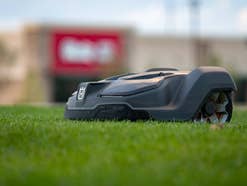 Mähroboter fährt auf einem Rasen.