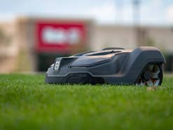 Mähroboter im Test der Stiftung Warentest: Einer ist mangelhaft Mähroboter fährt auf einem Rasen.