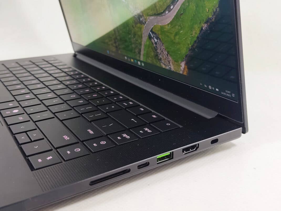 Razer Blade 16: Seitenansicht