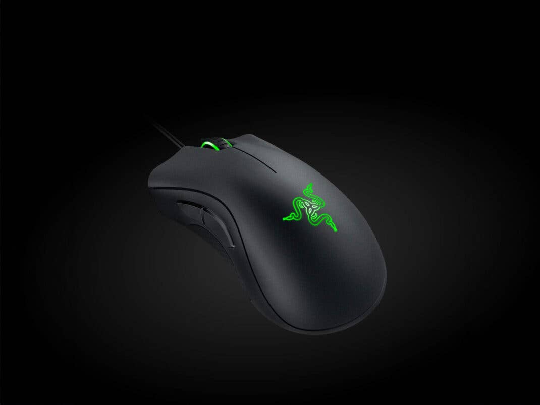 Razer DeathAdder Essential vor schwarzem Hintergrund