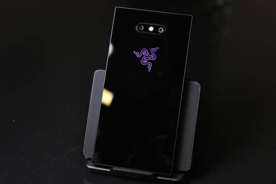 Rückseite des Razer Phone 2 mit lila leuchtendem Logo