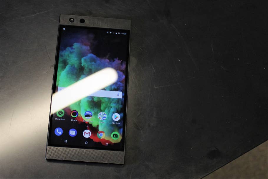 Razer Phone 2 von vorne mit eingeschaltetem Display