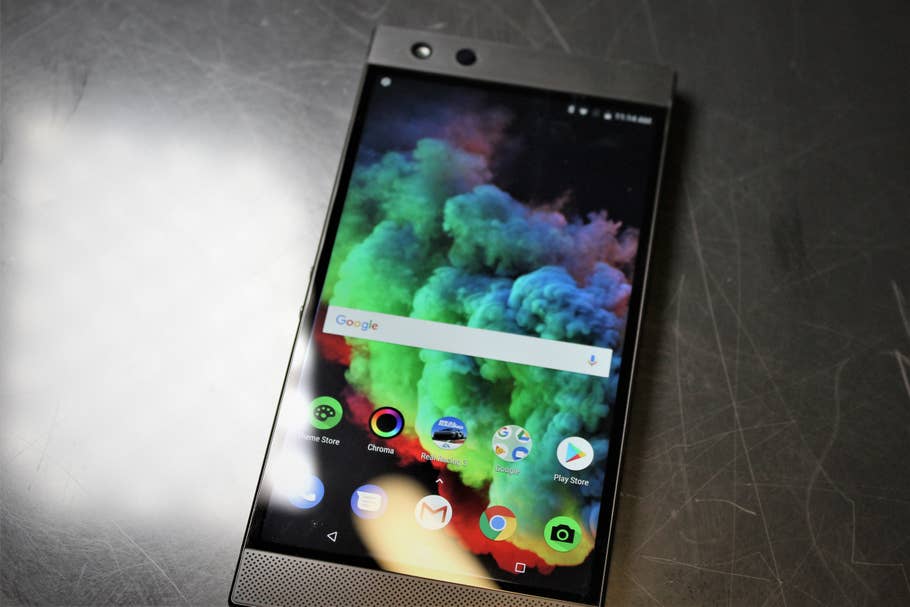 Razer Phone 2 von vorne mit eingeschaltetem Display