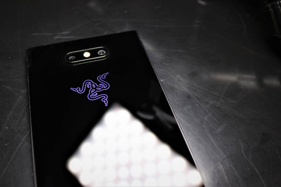 Razer Phone 2: Das Gaming-Smartphone glänzt im Licht