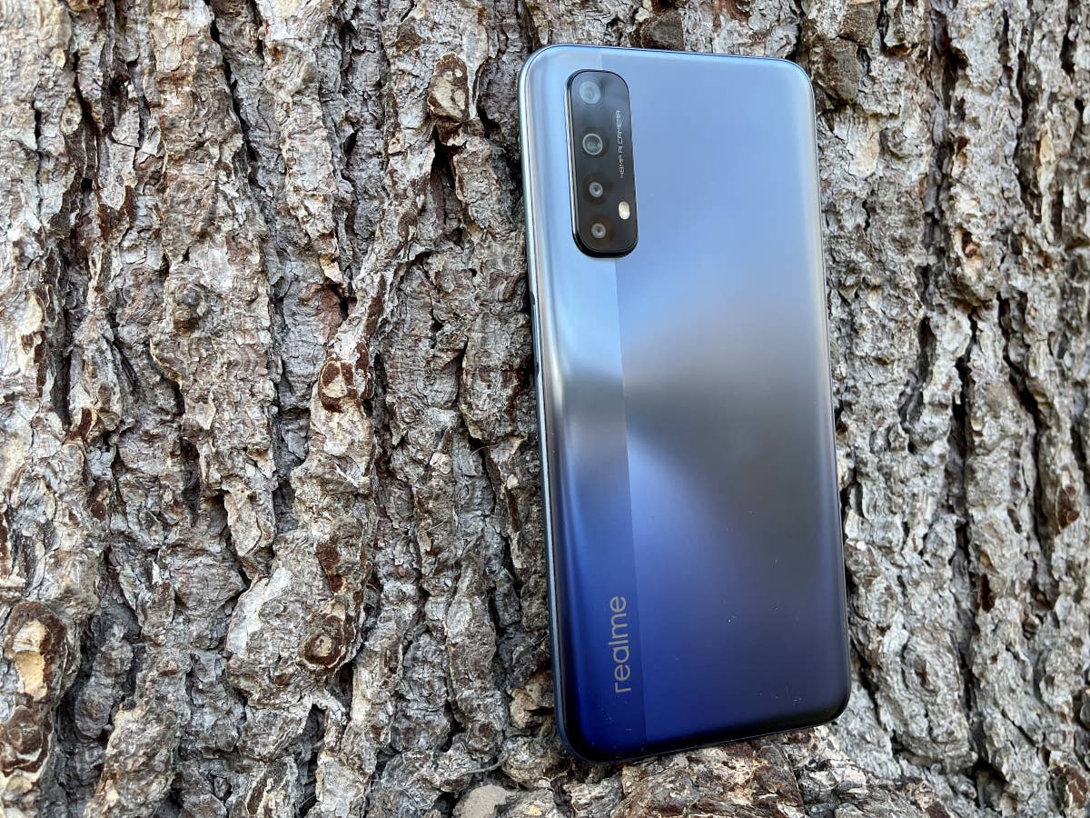 Die matte Rückseite des Realme 7 liegt im Trend