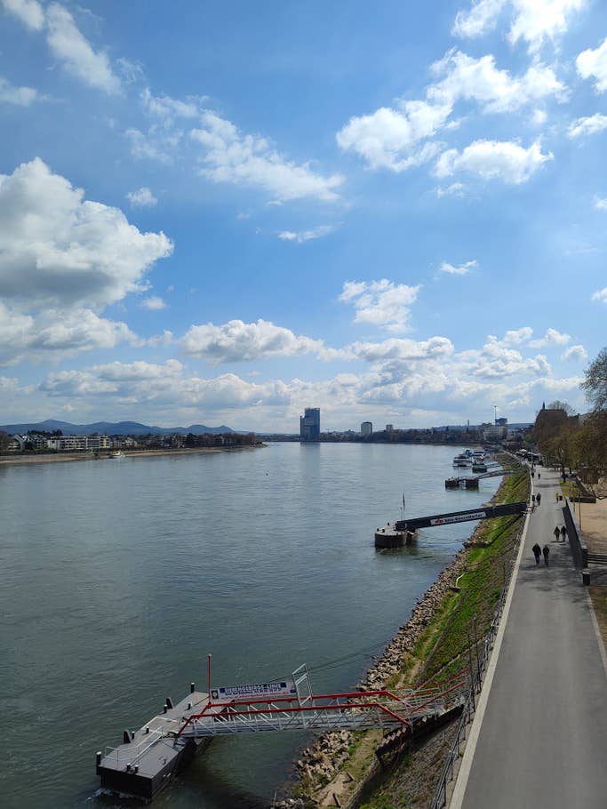 Das Bonner Rheinufer mit dem Post Tower und Langem Eugen.