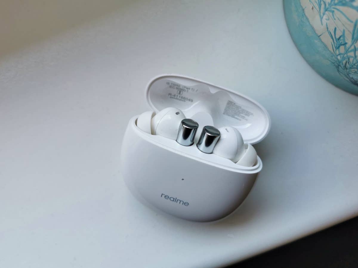Die Bluetooth-Kopfhörer Realme Air Buds 2 in ihrem weißen Ladecase.