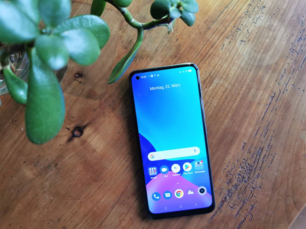 Realme 8 Pro mit aktivem Display auf einem Holztisch