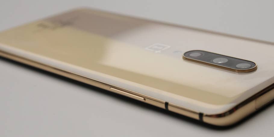 Die Rückseite des OnePlus 7 Pro in Almond.