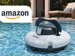 Redkey S100 Poolroboter in einem Pool, daneben das Amazon-Logo