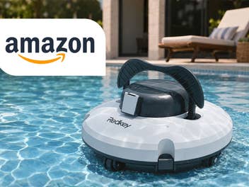 Redkey S100 Poolroboter in einem Pool, daneben das Amazon-Logo