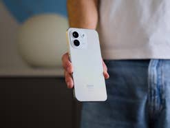 Eine Person hält ein weißes REDMI Note 17 Pro Max mit der Rückseite nach vorne, das Kameramodul ist gut sichtbar.