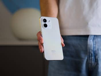 Eine Person hält ein weißes REDMI Note 17 Pro Max mit der Rückseite nach vorne, das Kameramodul ist gut sichtbar.