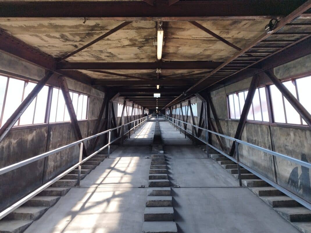 In den dunklen Kohleförderbrücken der Zeche Zollverein gerät das Redmi Note 11 Pro 5G an seine Grenzen