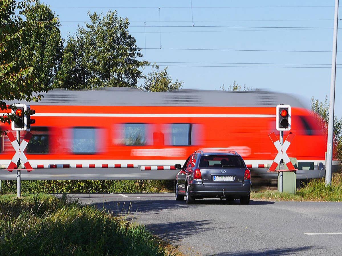 Ein Regionalexpress an einem Bahnübergang