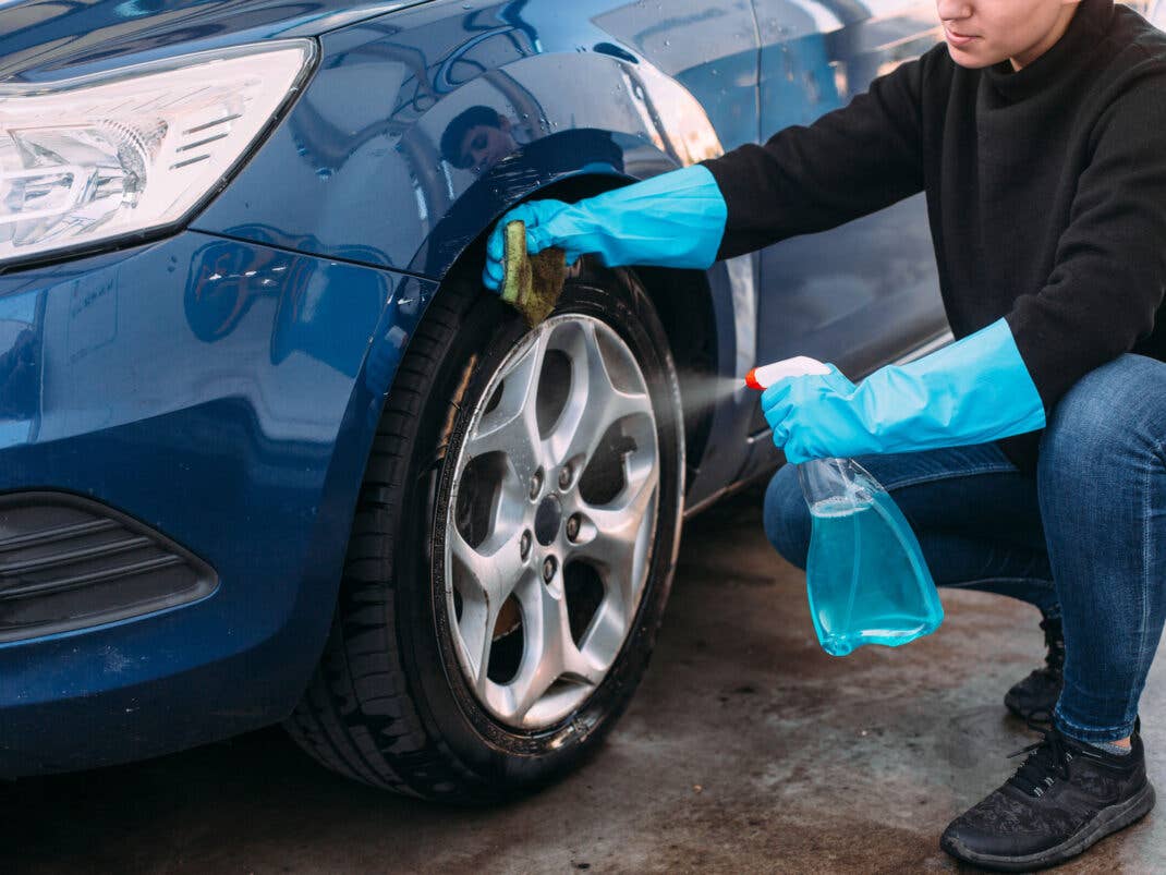 Scheiben, Felgen & Lack: Diese Mittel bekommen dein Auto sauber
