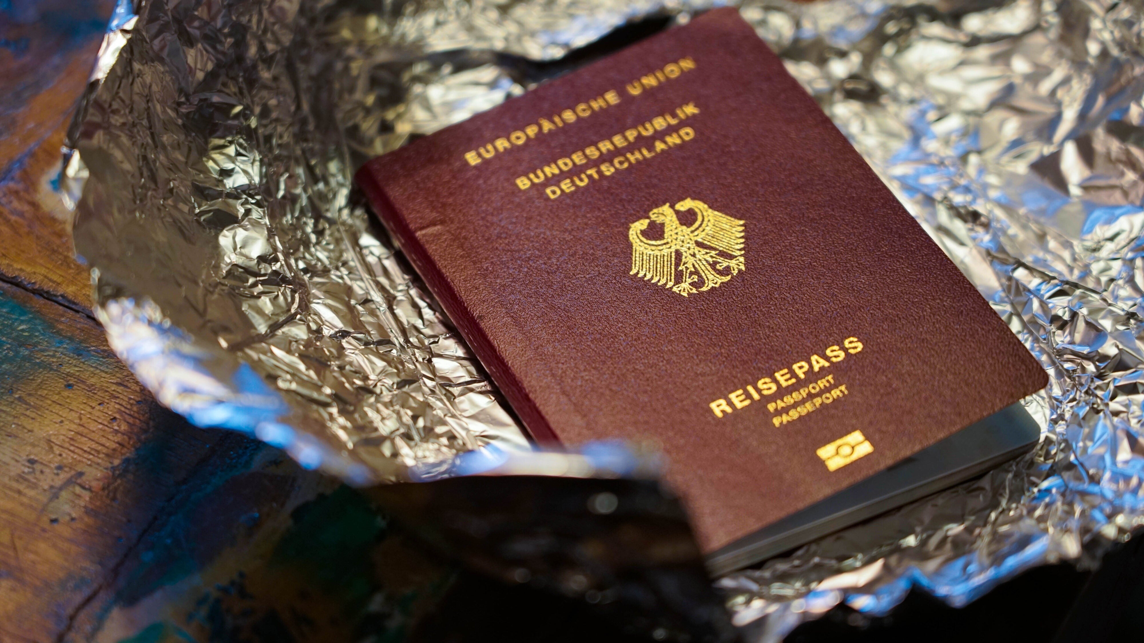 Reisepass in Alufolie: Ich wollte Daten klauen. Es lief anders als gedacht.