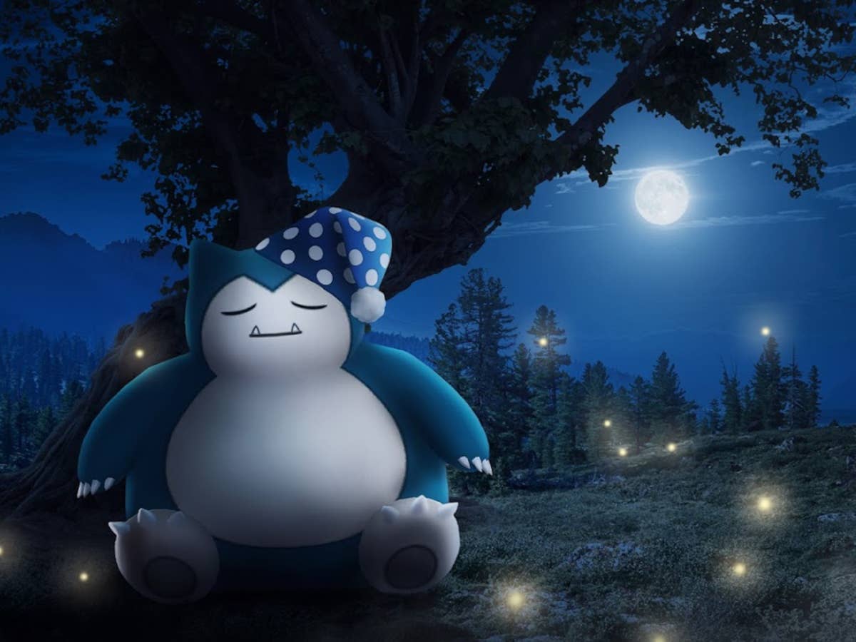 Ein Relaxo mit einer Schlafmütze sitzt an einem Baum.