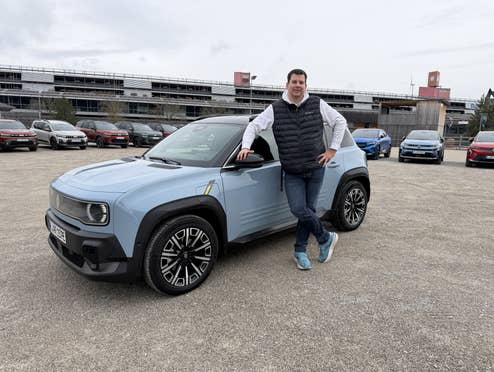 Hayo Lücke, Fachredakteur von inside digital, neben dem Renault 4 E-Tech Electric.