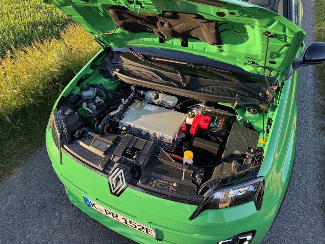 Renault 5 E-Tech im Test - Blick in den Motorraum.