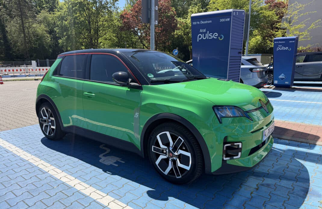 Renault 5 E-tech an einer Ladesäule von Aral Pulse.