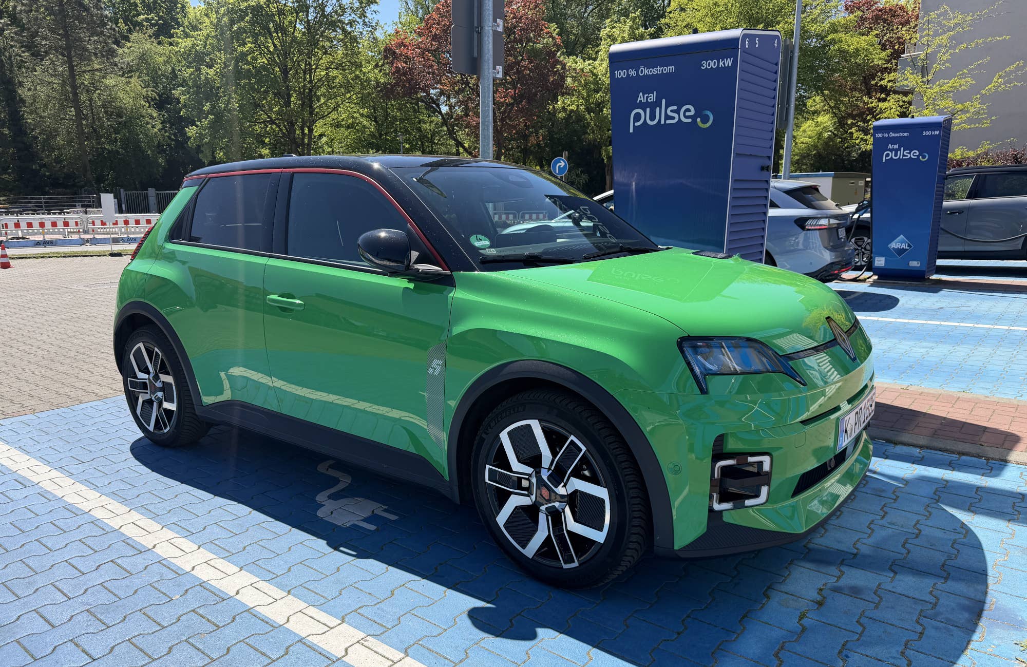 Renault 5 E-tech an einer Ladesäule von Aral Pulse.