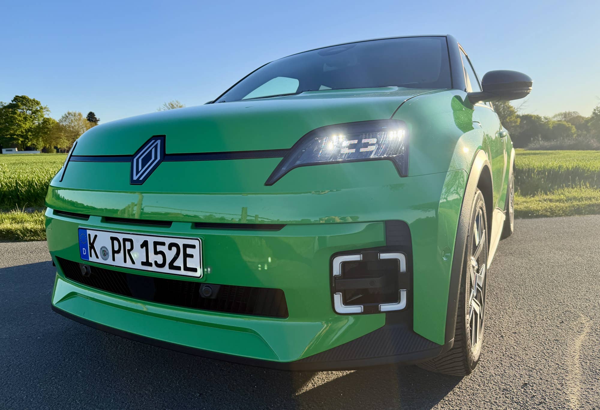 Renault 5 E-Tech im Test - Frontansicht mit eingeschaltetem Licht.