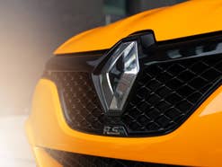 Renault: Erstes Elektroauto schon vor dem Aus. Renault-Logo an der Front eines Pkw.