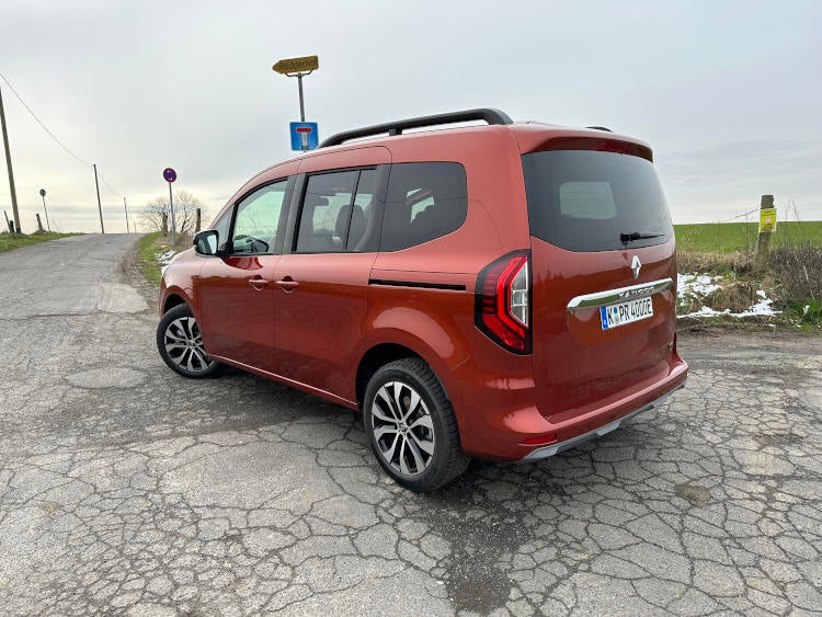 Seitenansicht des Renault Kangoo Electric mit geschlossenen Türen.