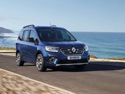 Renault Kangoo E-Tech Electric: Viel Platz ist nicht alles Renault Kangoo Electric fährt an einer Küstenstraße.