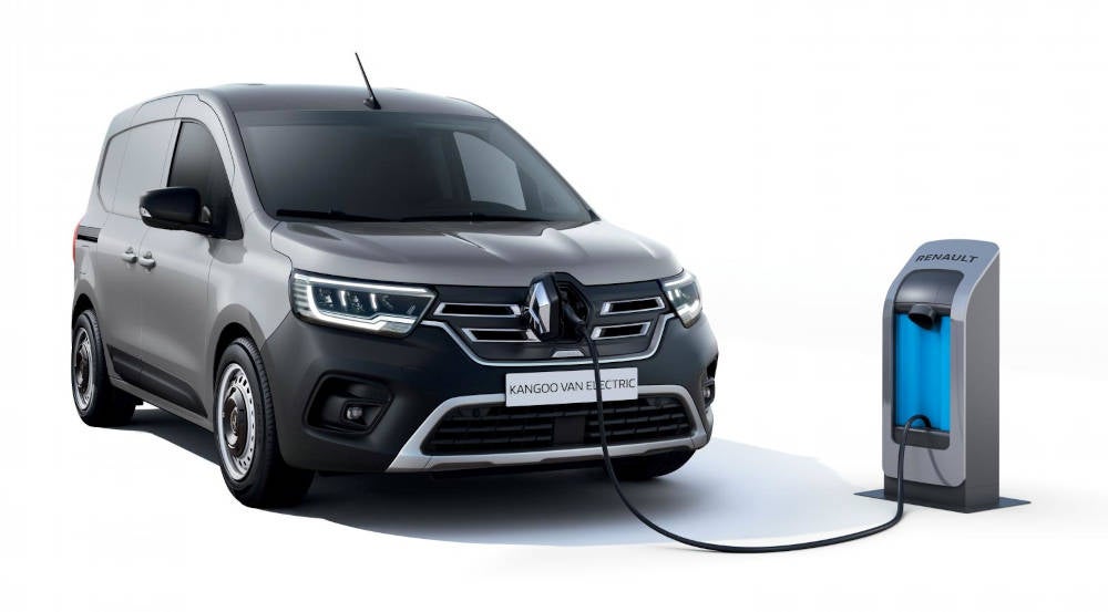Renault Kangoo Rapid E-Tech (2022) an einer Ladestation.