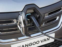 Front des Renault Kangoo Rapid E-Tech mit geöffnetem Ladeanschluss