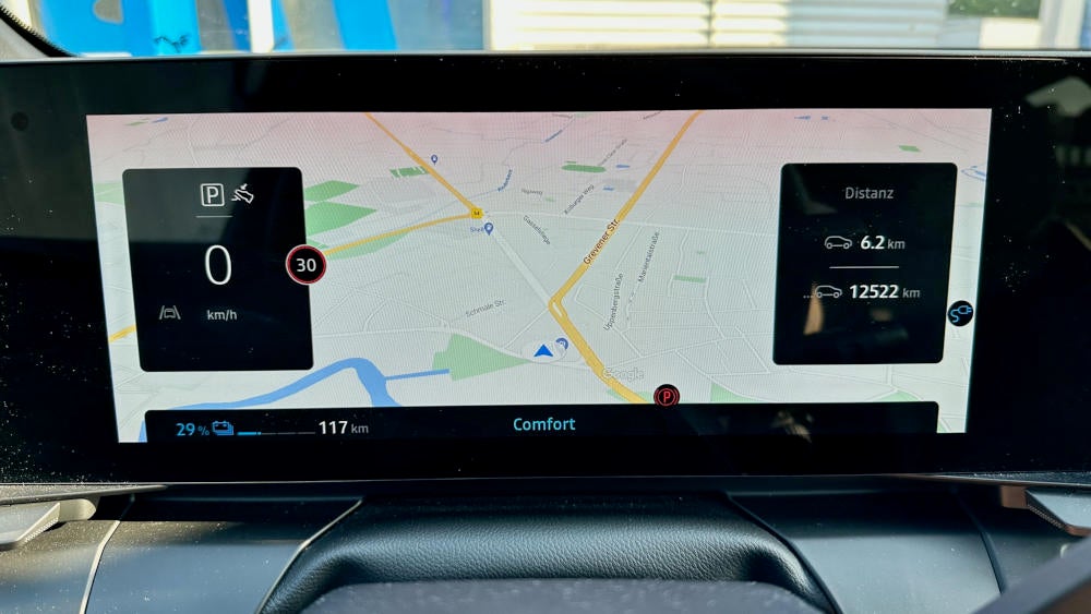 Google Maps im Cockpit-Display hinter dem Lenkrad.