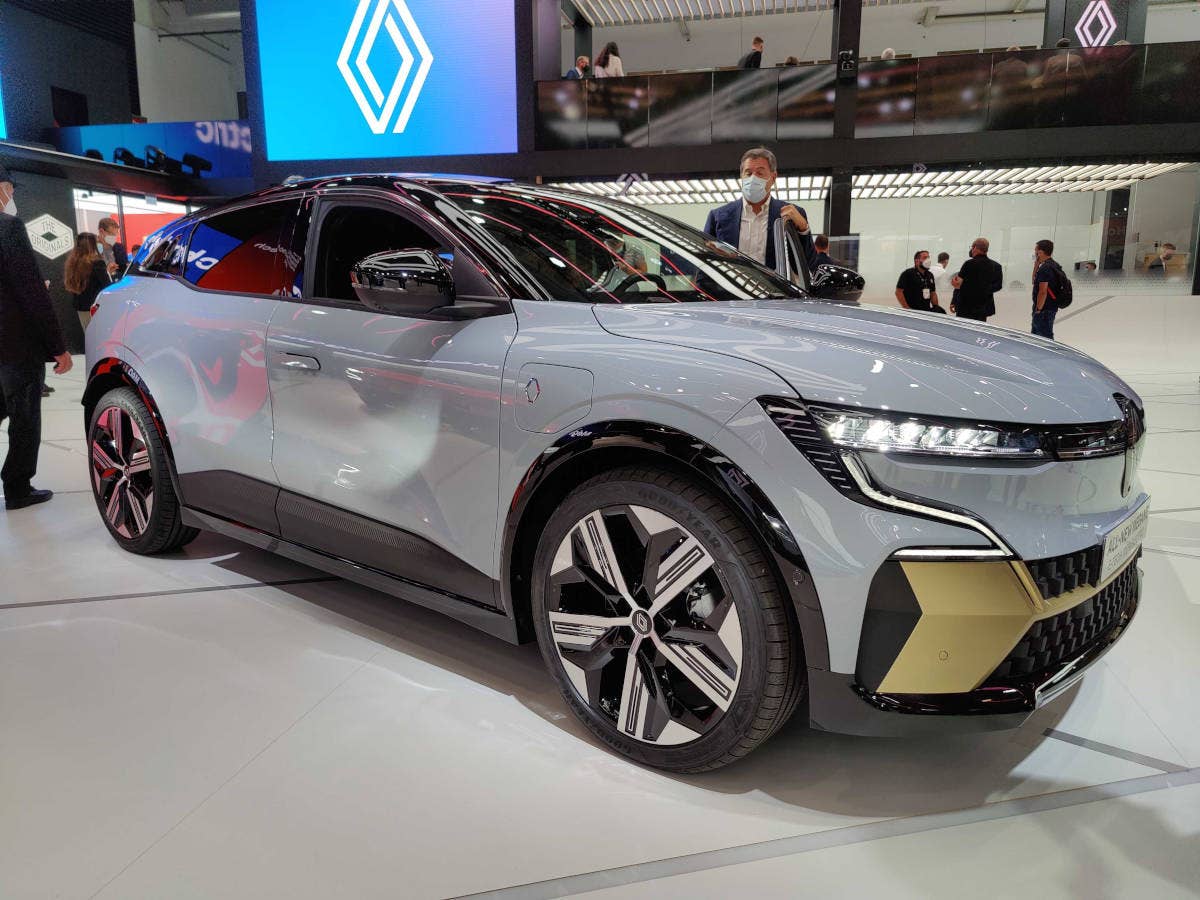 Renault Mégane E-Tech Electric steht auf dem Messestand der IAA 2021.