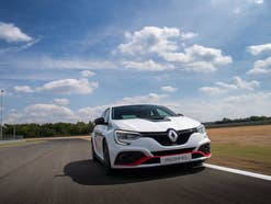 Renault Megane R.S. während der Fahrt in der Frontansicht.