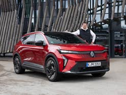 Hayo Lücke, Redakteur von inside digital, neben dem Renault Scenic E-Tech Electric.