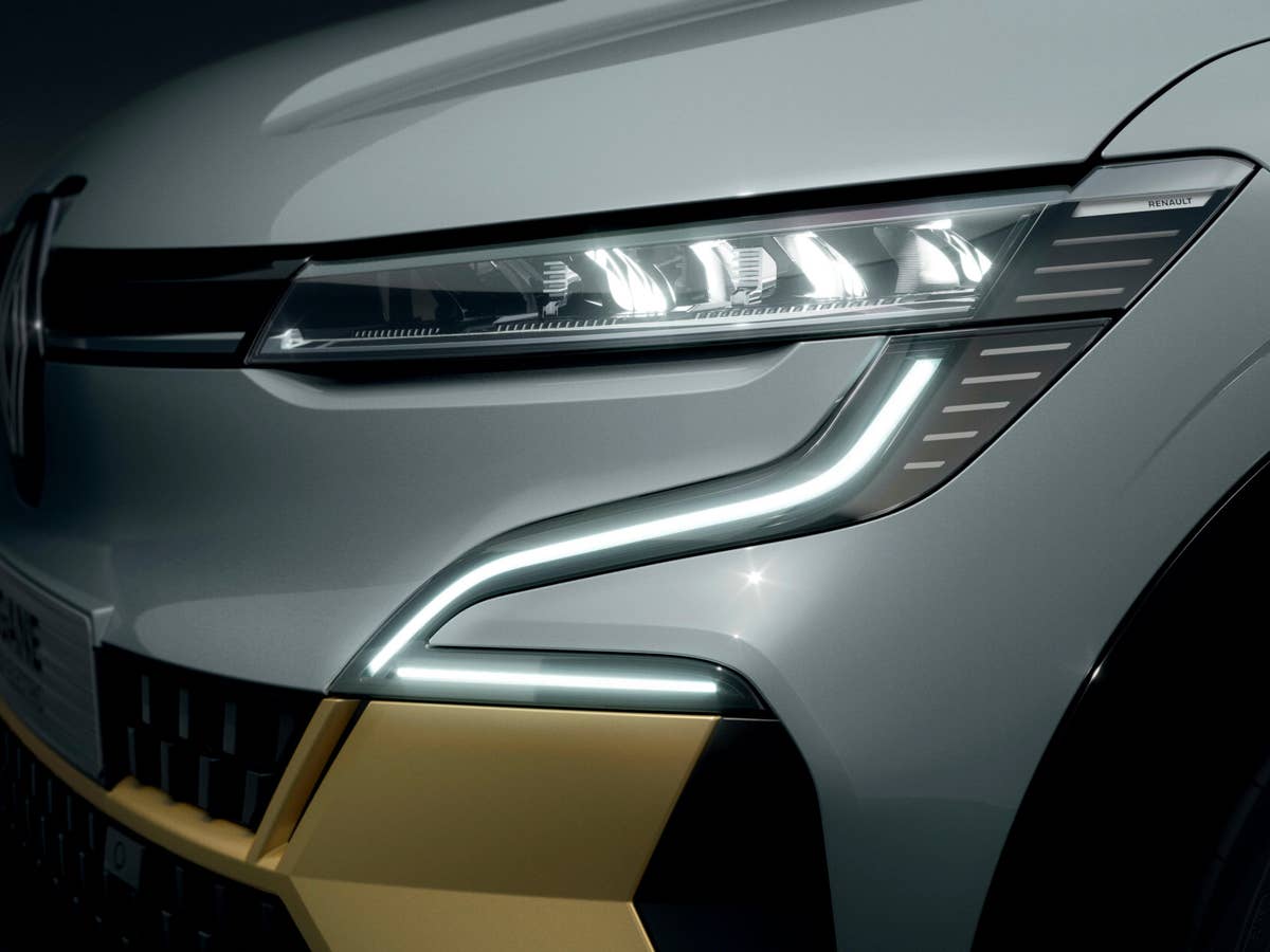 Renault Megane E-Tech Electric Nahaufnahme des Scheinwerfers vorne links.