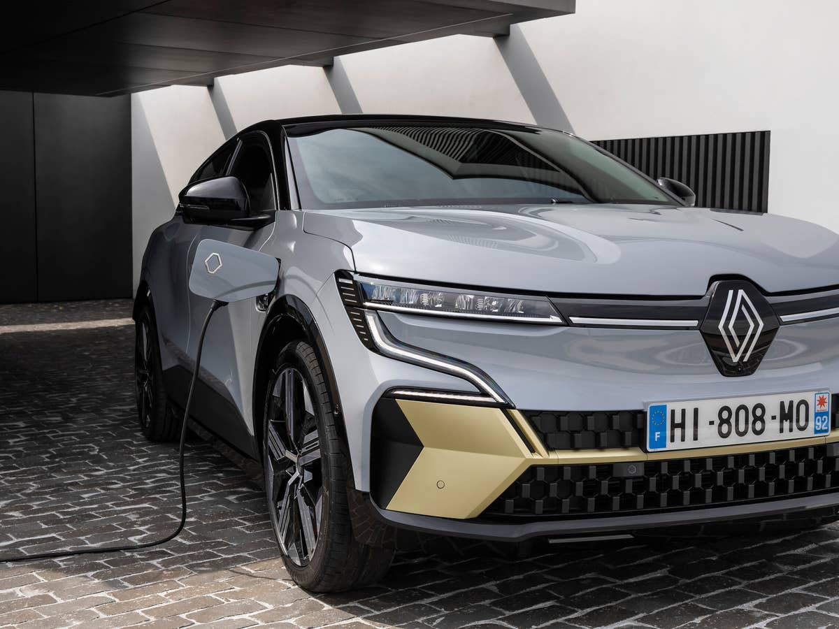 Renault Menage E-Tech Electric lädt an einer Wallbox.