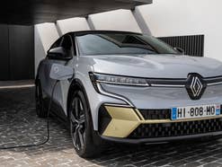 Renault Menage E-Tech Electric lädt an einer Wallbox.