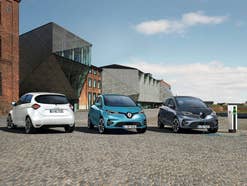 Elektroautos boomen: Das sind die beliebtesten E-Autos in Deutschland Drei Renault Zoe stehen nebeneinander.