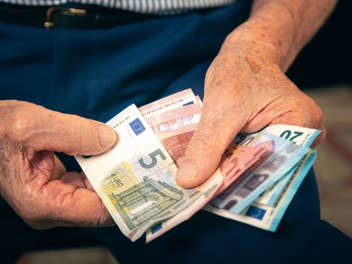 Rentner mit Geldscheinen