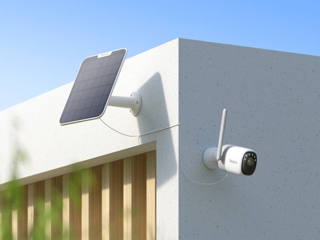 Reolink Altas mit Solarpanel an einer Hauswand
